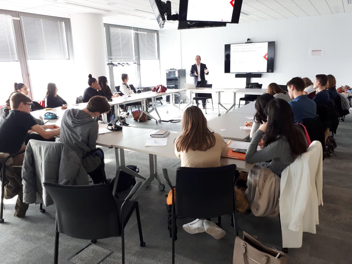 Dans le cadre du concours apprendre la bourse animé par <a href="/Fin_Pedagogie/">Finances & Pédagogie</a> des élèves du lycée Chaplin à Decines sont venus rencontrer différentes directions de la <a href="/CE_RhoneAlpes/">PoC via badhacker0x1</a> pour échanger sur les métiers de la banque.Ici avec <a href="/MarcBettinger/">MBET</a> directeur stratégie client