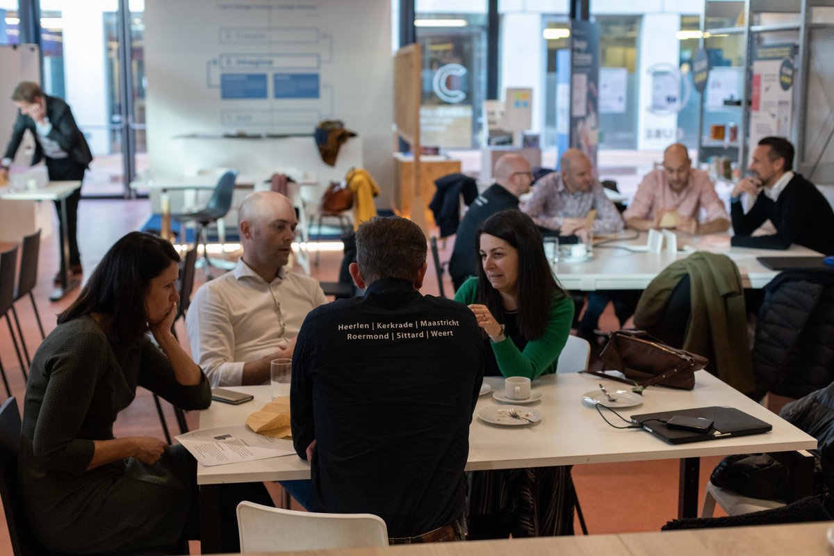 Guido Stompff laat de MKB’ers aan de hand van een interactieve masterclass op een andere manier kijken naar hun bedrijf en haar klanten.

Met veel plezier wordt er gewerkt aan hun frames en bedenken ze nieuwe oplossingen. Een geslaagde sessie!
