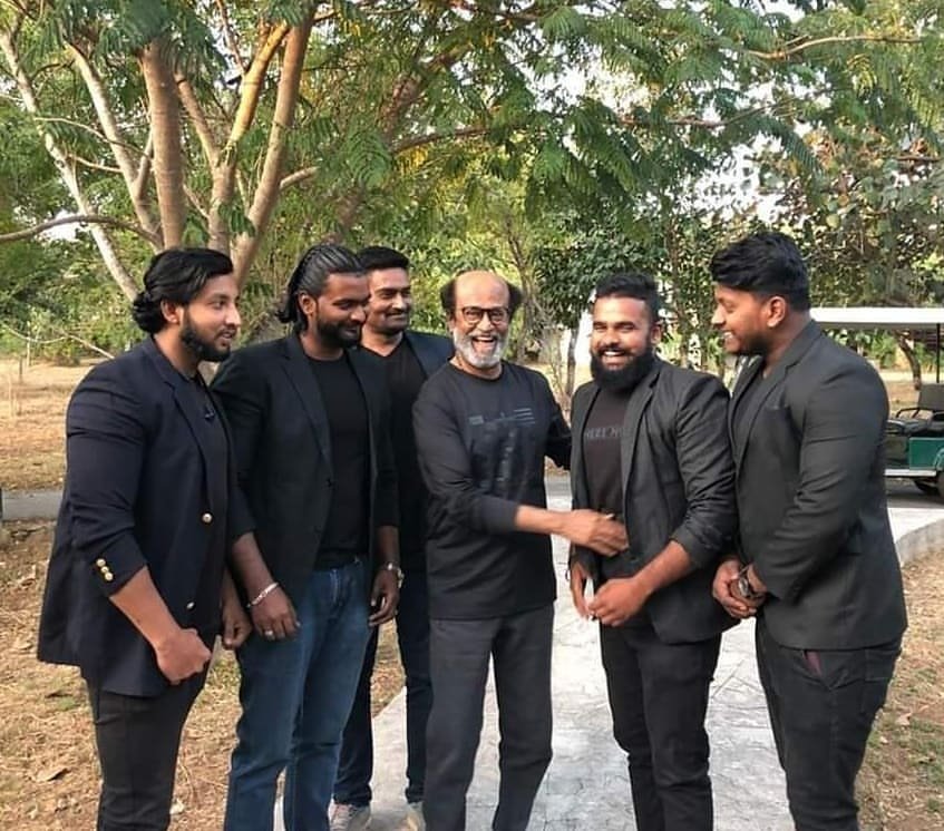 Satheesh_2017's tweet image. தலைவரோட புன்னகை தான் அவரோட ஆரோக்கியத்துக்கும் புகழுக்கும் முக்கிய காரணம்.

வயசு வித்தியாசம் பார்க்காம யாரா இருந்தாலும் சரிசமமா மதிக்கக்கூடிய பண்பு தான் இப்ப வரை எல்லாரும் இவரை விரும்புறாங்க

அன்றும் 
இன்றும் 
என்றும் 

&quot; மக்களின் உள்ளத்தை ஆள்பவன் &quot;

The Name is #Rajinikanth 😍