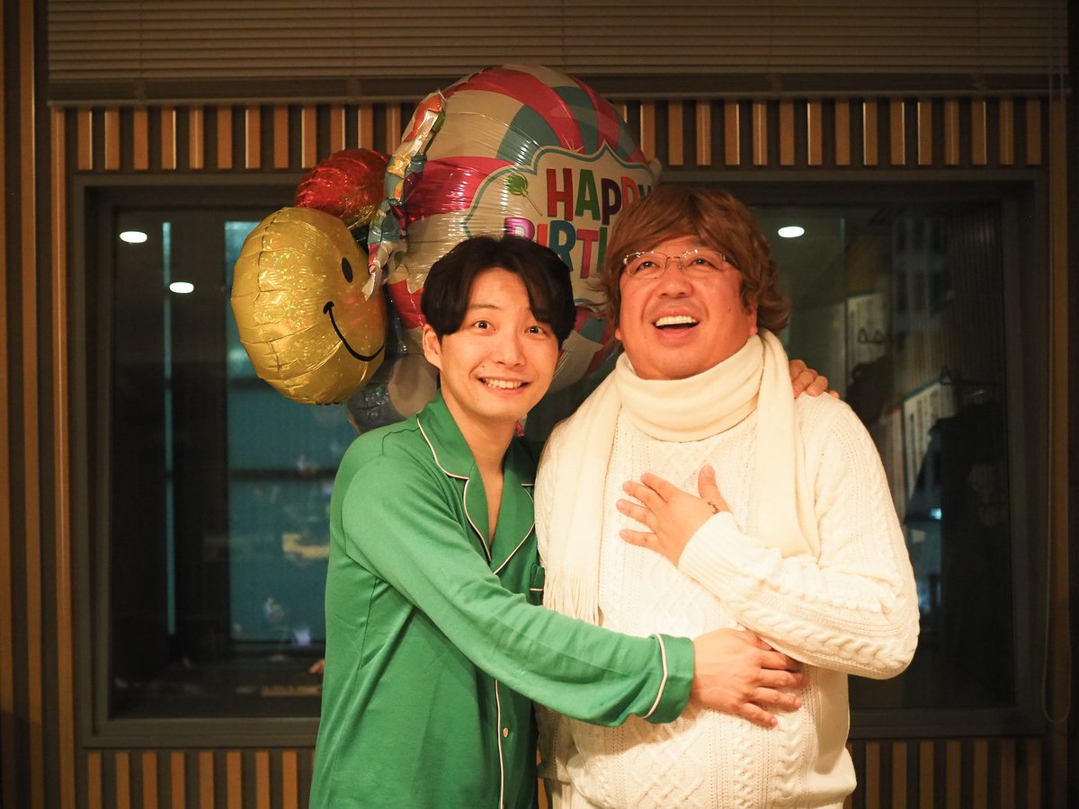 今夜の #星野源ANN は星野さんの誕生日SP！
バナナマンの日村勇紀さんがお祝いに、素敵な緑パジャマをプレゼントして下さいました！
そして今回はなんとオークラさんの箱番組をOA！
日村さん、オークラさん、今年もお越し頂きありがとうございました！

↓今夜の放送はこちら
radiko.jp/share/?sid=LFR…