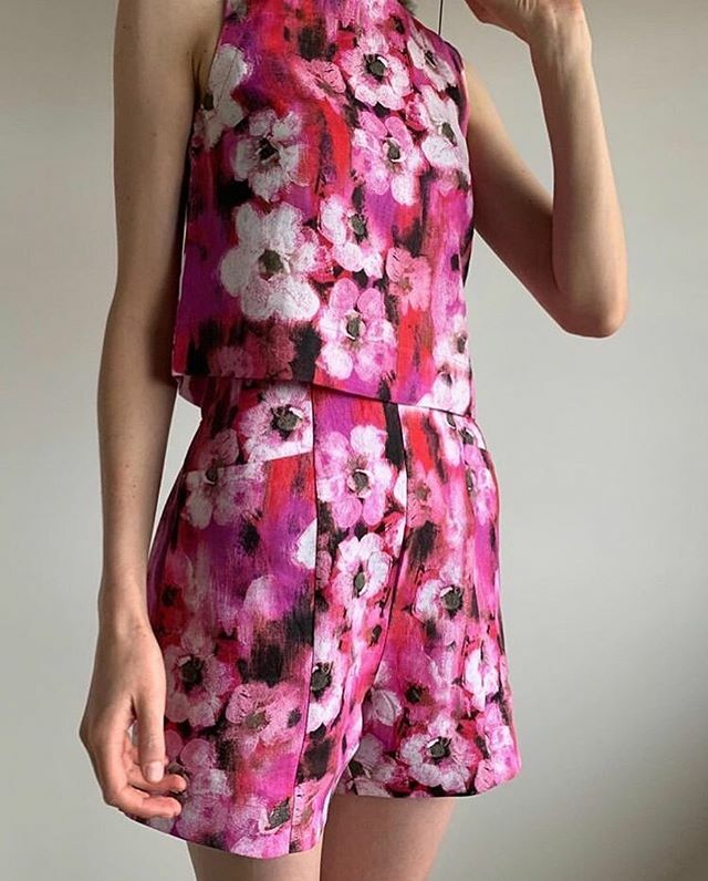 afternoonZA's tweet photo. Enviable matching lounge wear set made by the lovely @sew_yes! I love the Lyra top paired with the @closetcase.patterns Pietra shorts. Easy breezy and totally brightened my day! 🌸

#afternoonpatterns #lyratop #sewinglyra #closetcasepatterns #pietrash… https://t.co/ibp1KOgGyZ https://t.co/XkNl4K3W0n