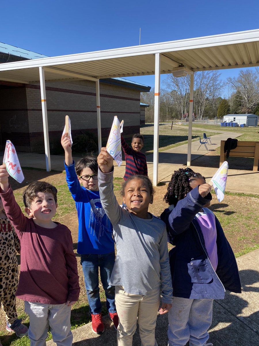 WendyfryWfry's tweet photo. Ss made weather flags , we used them to see if the wind was blowing .@TCBOE_LES https://t.co/rIQXSIvUB2