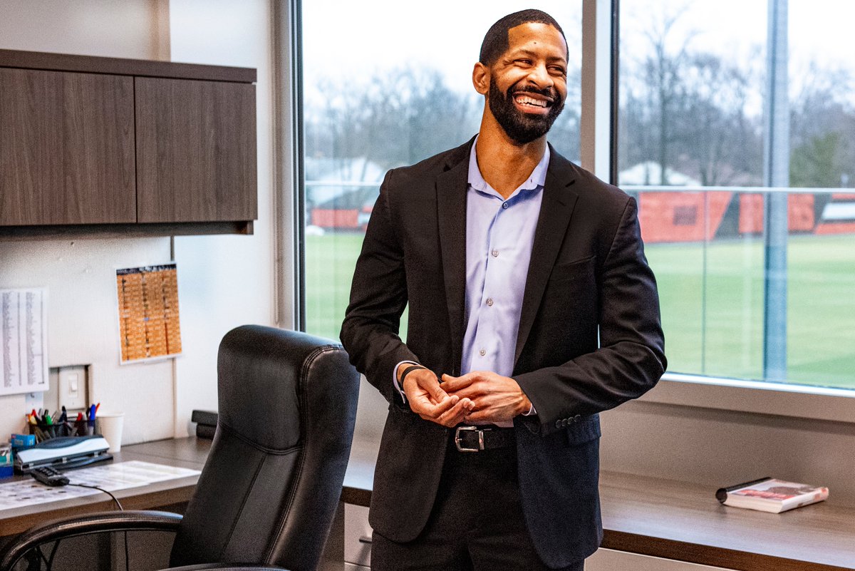 Browns's tweet photo. Andrew Berry getting settled in his new home 🏡
📸's of his first day on the job » https://t.co/BeaQxHI3CO https://t.co/KsFU3ZEXvq
