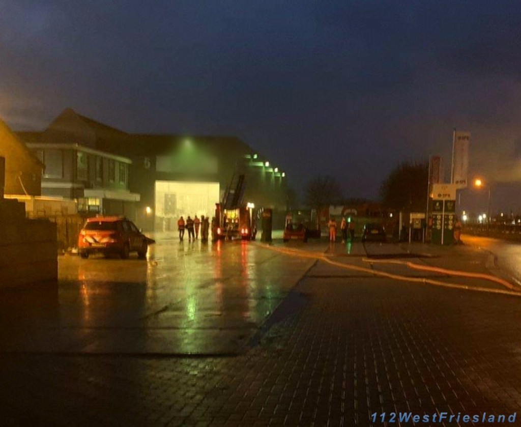 Veel rookontwikkeling bij brand in papierverwerkingsbedrijf aan de Spoorstraat in Wognum..
