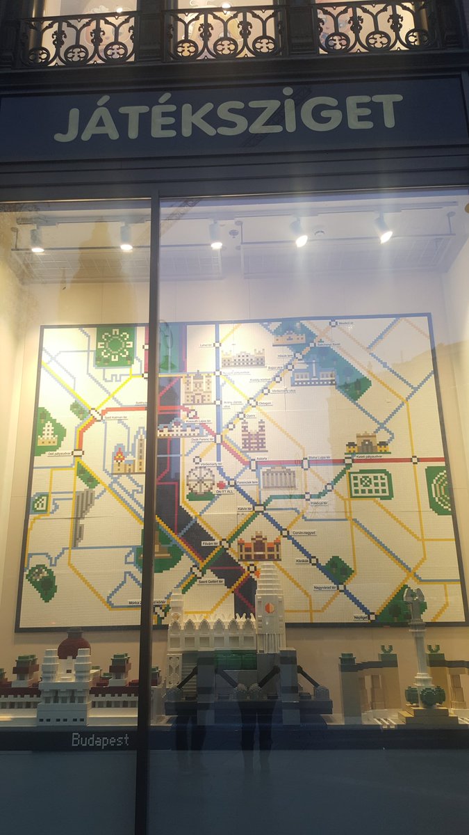 Lego'dan Budapeşte haritası yapmışlar. Alt sırada da yine Lego'dan yapılmış Parlamento Binası, Buda Kalesi, Zincir Köprü ve Kahramanlar Meydanı maketleri bulunuyor. 
#Budapest