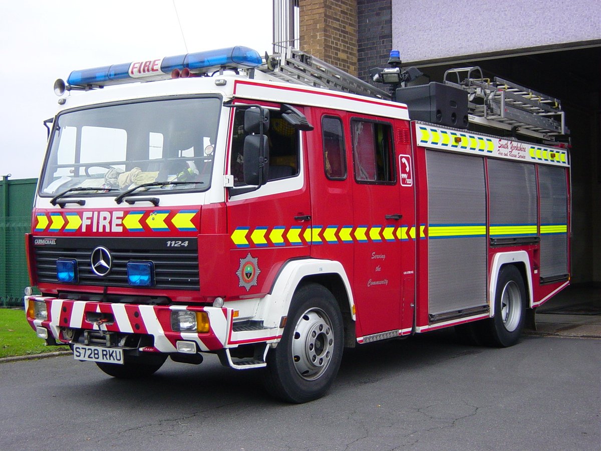 fireenguk's tweet photo. Today's #Throwback photos are appliances which once served @SYFR, the old livery really suited there @MercedesTruckUK fleet they once had, these appliances were seen across a few #SouthYorkshire stns quite a few years ago now. #Yorkshire #Fire #Fireengine https://t.co/k24w7zwhou