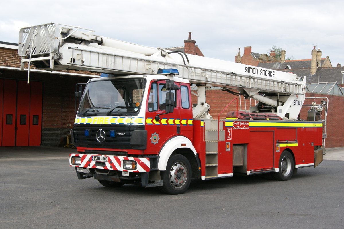 fireenguk's tweet photo. Today's #Throwback photos are appliances which once served @SYFR, the old livery really suited there @MercedesTruckUK fleet they once had, these appliances were seen across a few #SouthYorkshire stns quite a few years ago now. #Yorkshire #Fire #Fireengine https://t.co/k24w7zwhou