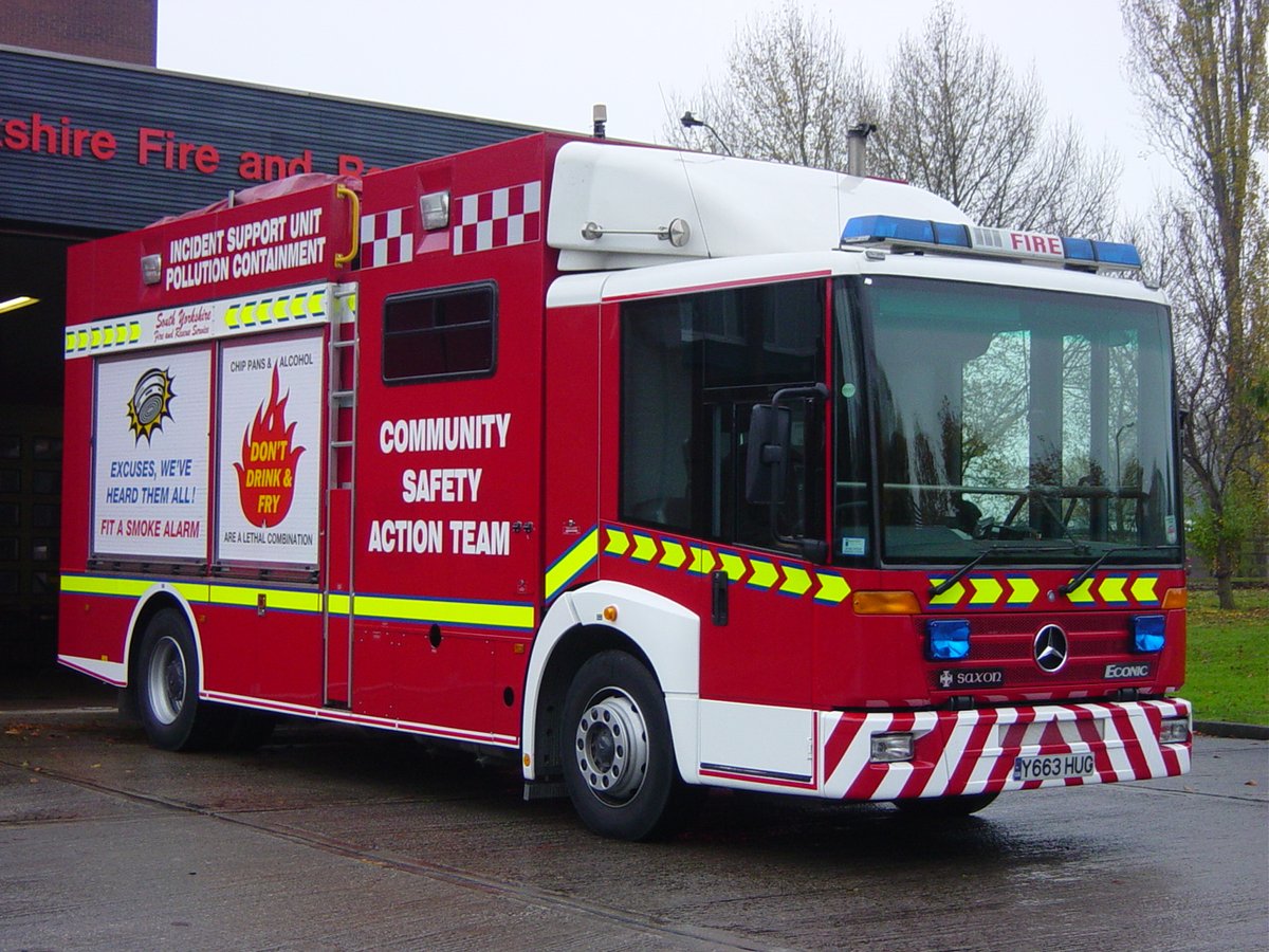fireenguk's tweet photo. Today's #Throwback photos are appliances which once served @SYFR, the old livery really suited there @MercedesTruckUK fleet they once had, these appliances were seen across a few #SouthYorkshire stns quite a few years ago now. #Yorkshire #Fire #Fireengine https://t.co/k24w7zwhou