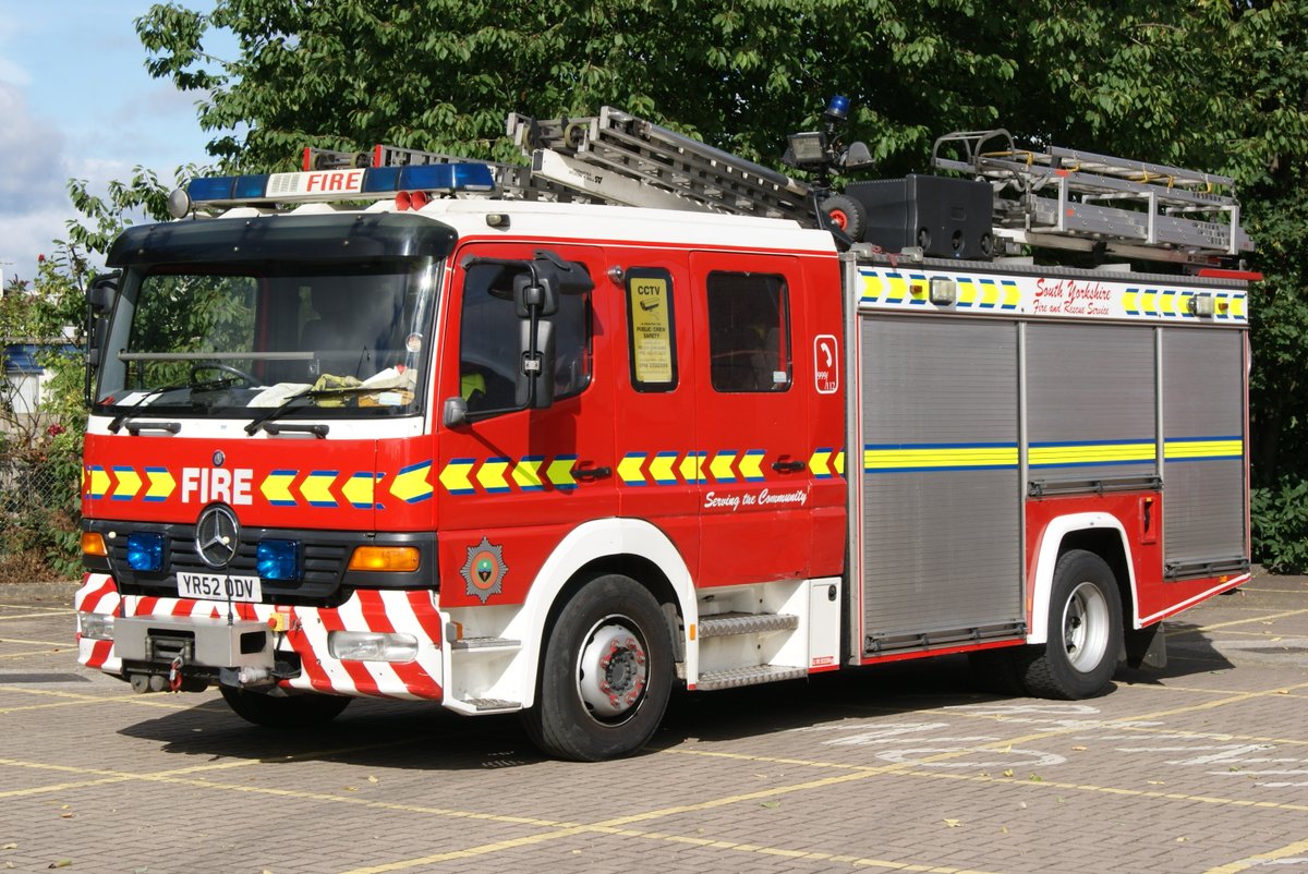 fireenguk's tweet photo. Today's #Throwback photos are appliances which once served @SYFR, the old livery really suited there @MercedesTruckUK fleet they once had, these appliances were seen across a few #SouthYorkshire stns quite a few years ago now. #Yorkshire #Fire #Fireengine https://t.co/k24w7zwhou