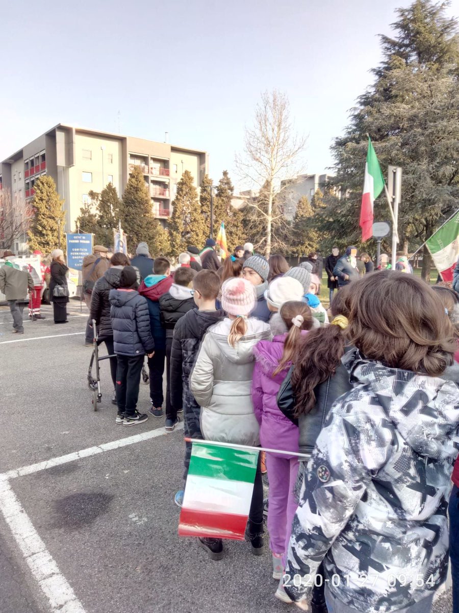 icscrocipaderno's tweet photo. #GiornodellaMemoria2020 @pad_dugnano 
I ragazzi dell'@icscrocipaderno hanno preso parte alla cerimonia presso il "Parco della Memoria" di Calderara. Presenti autorità comunali, associazioni, una delegazione dell'Ics Allende, ma anche gente comune: insieme, per non dimenticare! https://t.co/5HIgc5yZ5z