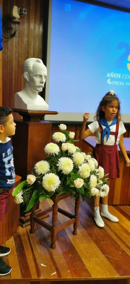 MayraArevich's tweet photo. El primer deber de  un hombre de estos días, es ser un hombre de estos tiempos, nos lego #JoséMarti, su ejemplo, su entrega y amor a la Patria, nos acompaña y como #Fidel decimos que siempre seremos Leales e Invencibles seguidores del Apóstol. #MartíPorSiepre #SomosContinuidad https://t.co/zDzhV018kw