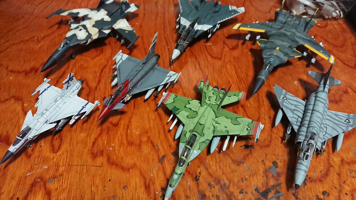 赤袖 お疲れモード トムキャットは真ん中奥ですねー 真ん中手前がグリューン隊のホーネットとロト隊のタイフーンです