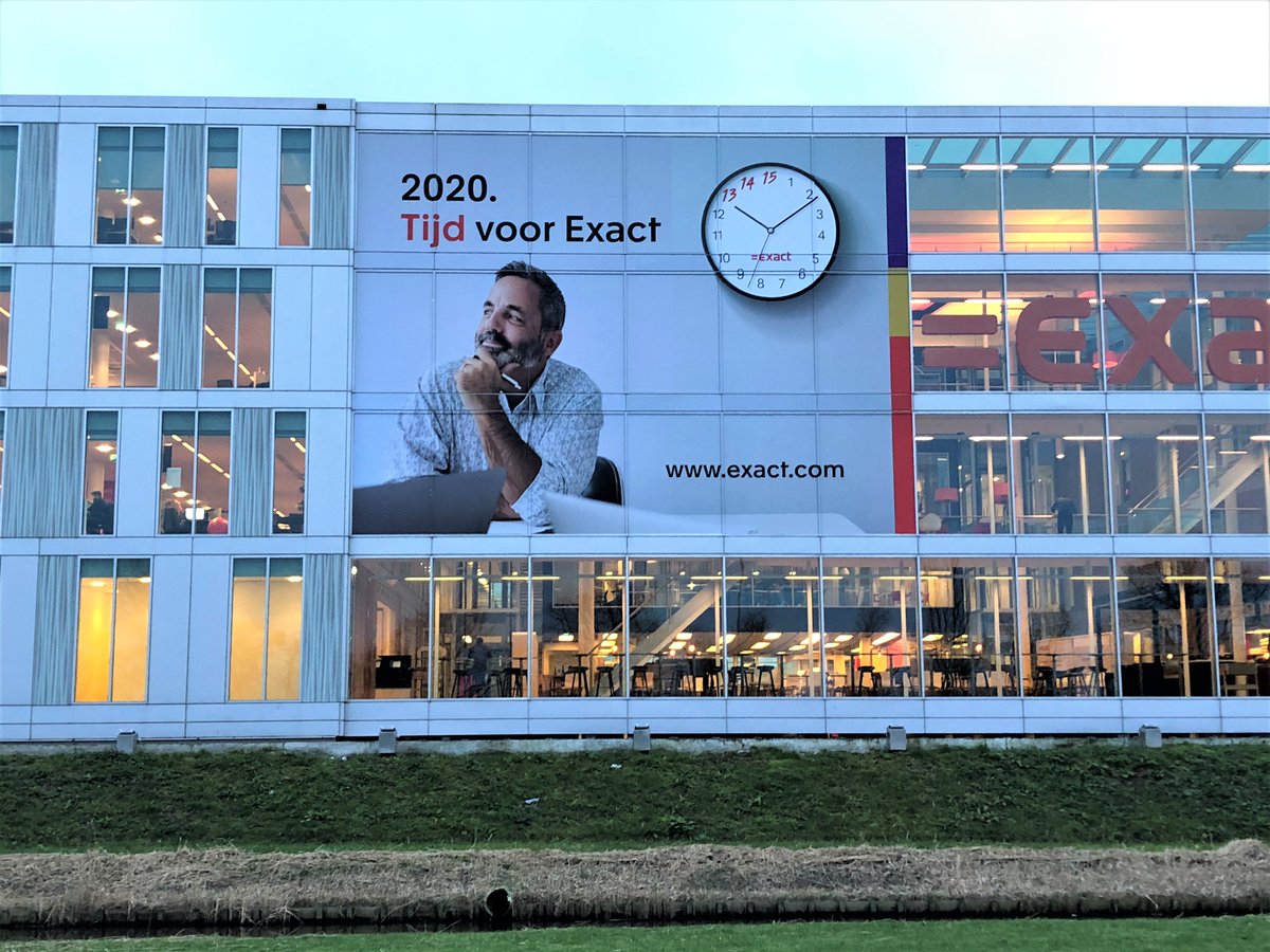 Je hebt het vast al gezien: we hebben een nieuwe sticker op ons pand! Het was een flinke dagtaak, maar je kunt ons nieuwe plaatje nu bewonderen vanaf de A13 🚗 #pandsticker #a13 #tijdvoorexact