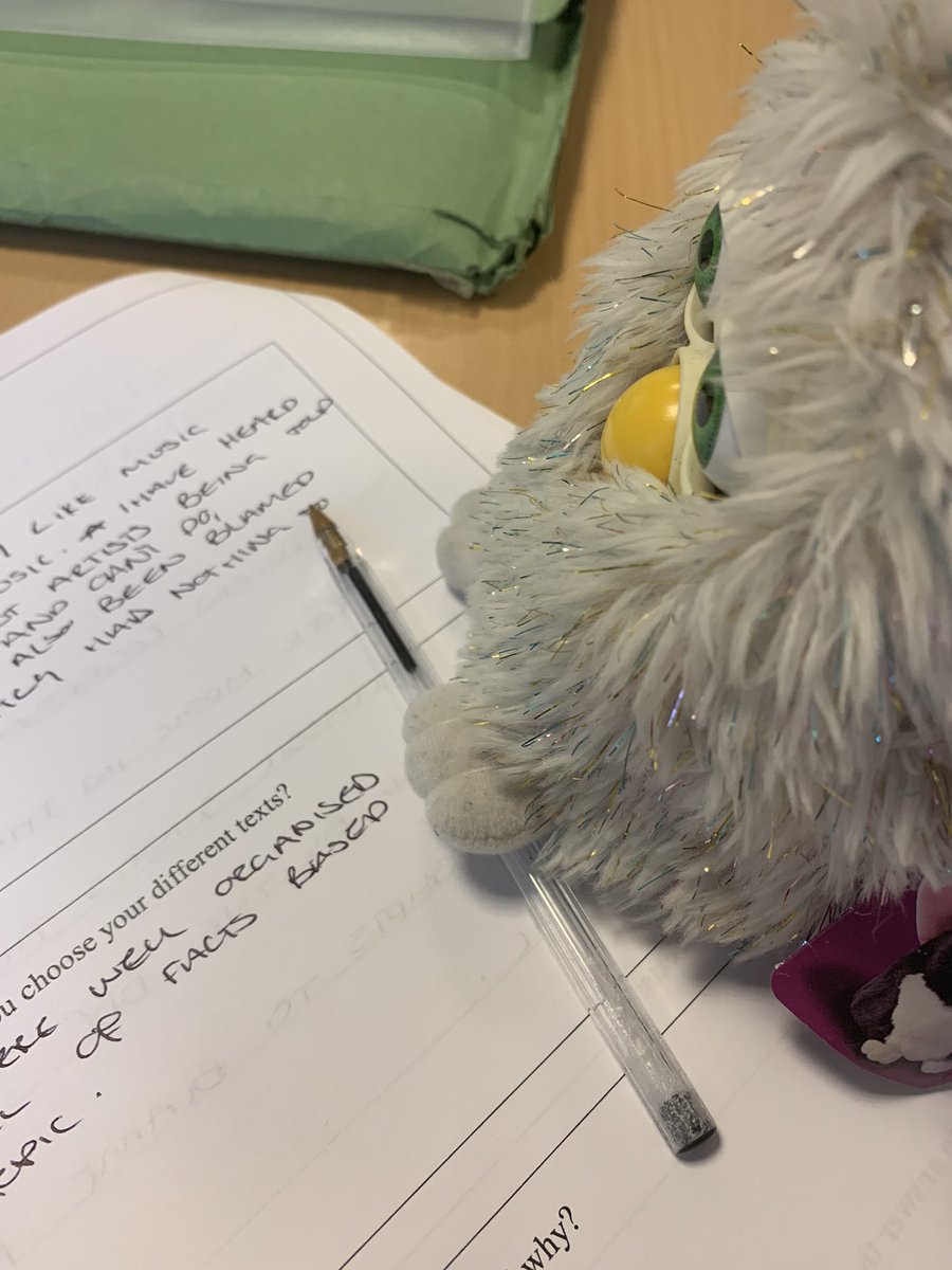 jerald_hhs's tweet image. Explaining out sources in English today.... #lefthanded #rockmusic #addedvalue #higherenglish