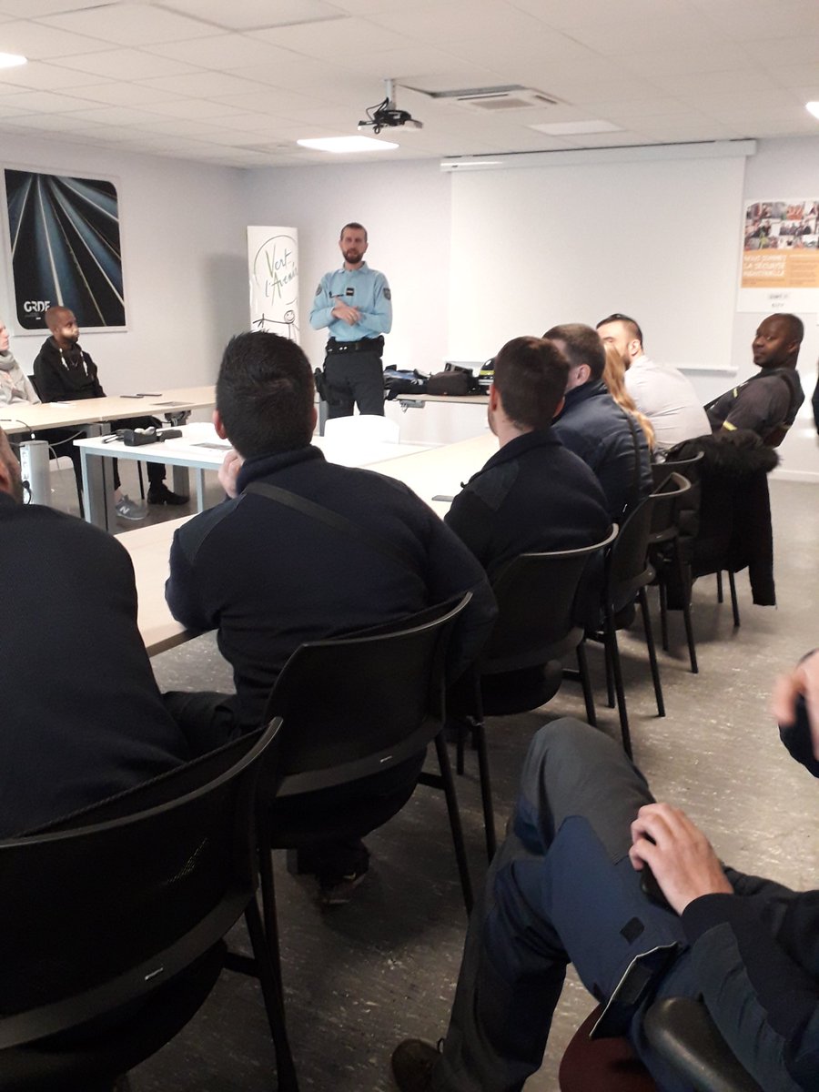 MERCI à la Gendarmerie de Melun d etre venue parler des risques routiers aux TG de Brétigny (AI2C DIEM IDF EST) @WLGaz <a href="/GRDF/">GRDF</a> <a href="/FabVIGNERON/">Fabrice Vigneron</a>