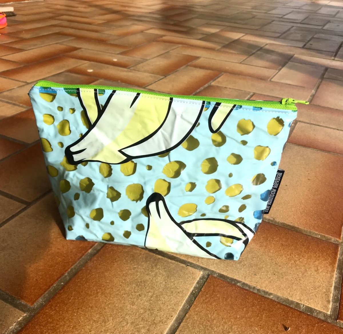 rainbowrevivalx's tweet photo. Our bags are bananas B-A-N-A-N-A-S🍌 How fun are these banana inflatable wash bags?! Perfect for traveling and will be in our launch collection🥳 #therainbowrevival #nowasteonourwatch #SemaineGreen #cleanourseas #inflatables #bananas #recycle #ecofriendly #upcycle #greenfashion https://t.co/gxZNGgWWL0
