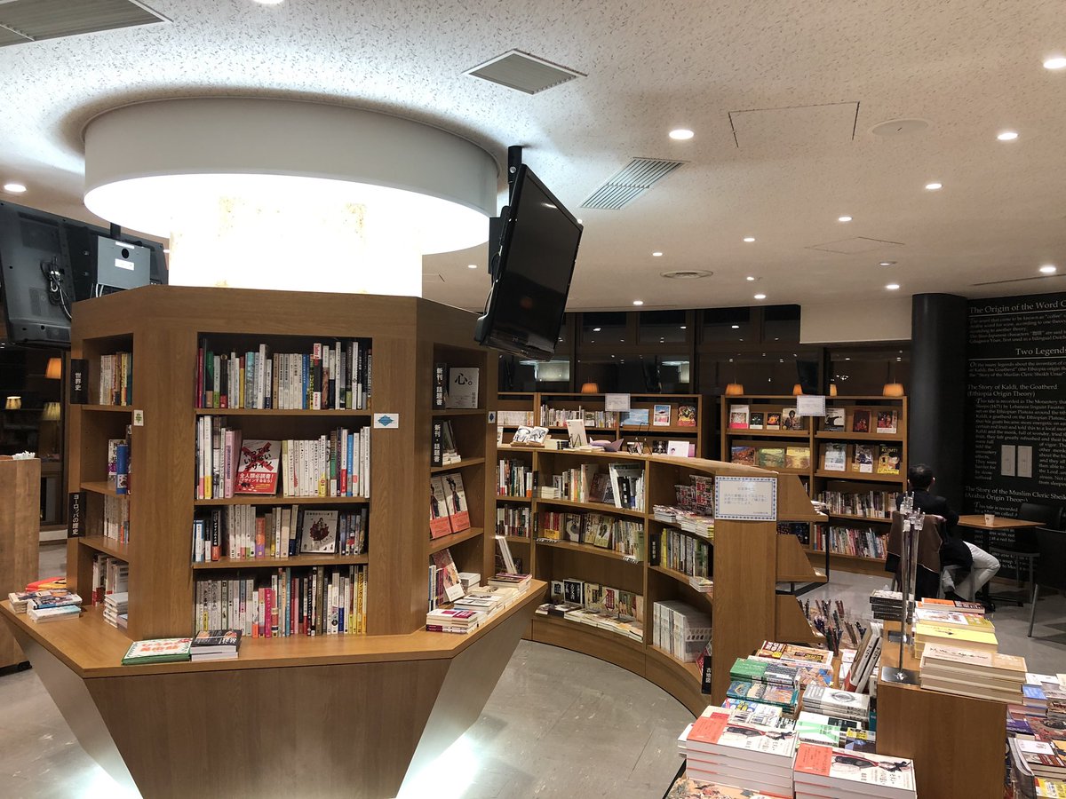 前田祐二郎 バイオデザイン ディレクター 特命教授 No Twitter 日比谷公園の中の日比谷図書館で講演の機会を頂きました 日比谷図書館の中の カフェ 空いているかつ本のキュレーションもあって良い場所でした 今日は他バックグラウンドの方向けのデザインの本のキュ