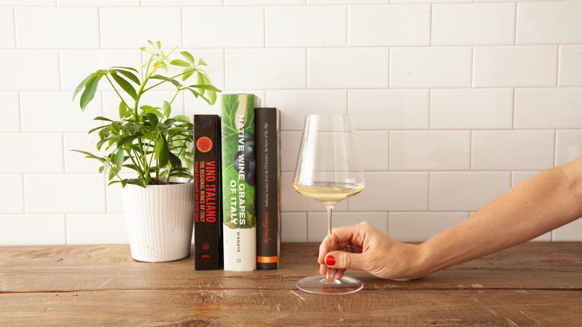 Italian wine never tasted for fresh! Alto Adige is Italy's northermost region offering a true taste of the Italian Alps in every glass. #AltoAdigeWines
📸©Summer Wilson