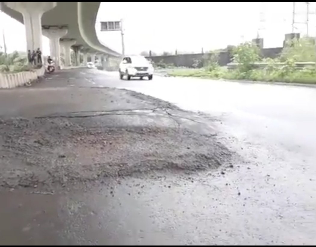 PotholeWarriors's tweet photo. @MMRDAOfficial @mybmc @salmans16568524 @mybmcSWM @mybmcWardPN @SwatchBharat4u @altafthara @mybmcWardFN @Delzan @Shruti_Mirror @LogicalIndians @tweetsvirat @sahiljoshii @Salilacharya @ShainaNC @irfanmachhiwala @WadalaCitizens @GaneshS94887289 @RoadSafetyNetwk Below are before n after pics of humps at wadala freeway express nr BPCL refinery.. as road got sunken as its made on wet land.. concrete base of flyover became a hump of abt 1/2ft to 1ft on this entire road both side towards BpCl frm wadala signal https://t.co/poIwZrlXnU