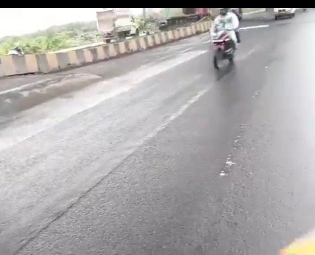 PotholeWarriors's tweet photo. @MMRDAOfficial @mybmc @salmans16568524 @mybmcSWM @mybmcWardPN @SwatchBharat4u @altafthara @mybmcWardFN @Delzan @Shruti_Mirror @LogicalIndians @tweetsvirat @sahiljoshii @Salilacharya @ShainaNC @irfanmachhiwala @WadalaCitizens @GaneshS94887289 @RoadSafetyNetwk Below are before n after pics of humps at wadala freeway express nr BPCL refinery.. as road got sunken as its made on wet land.. concrete base of flyover became a hump of abt 1/2ft to 1ft on this entire road both side towards BpCl frm wadala signal https://t.co/poIwZrlXnU
