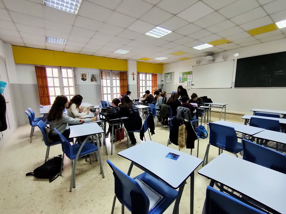 IMÁGENES 📷 | Febrero llega cargado de torneos para el equipo sénior de #debate <a href="/MaristasMalaga/">Maristas Málaga</a>. Aprovechan su sesión semanal para prepararlos a conciencia con su formadora <a href="/CristiNegro/">Cristina Negro</a> <a href="/CanovasFundac/">Cánovas Fundación</a>