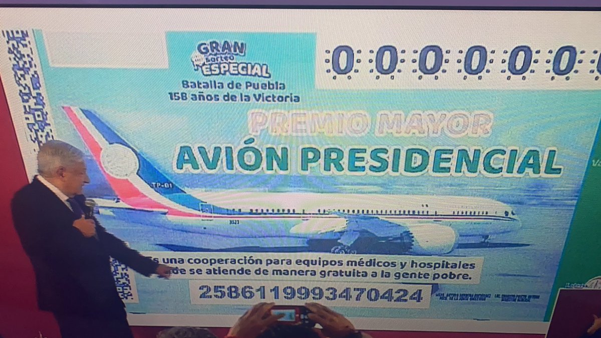 daniellemx_'s tweet photo. El presidente acaba de enseñar los cachitos para la rifa del avión presidencial en caso de que se haga. https://t.co/CQjaD3l2y5
