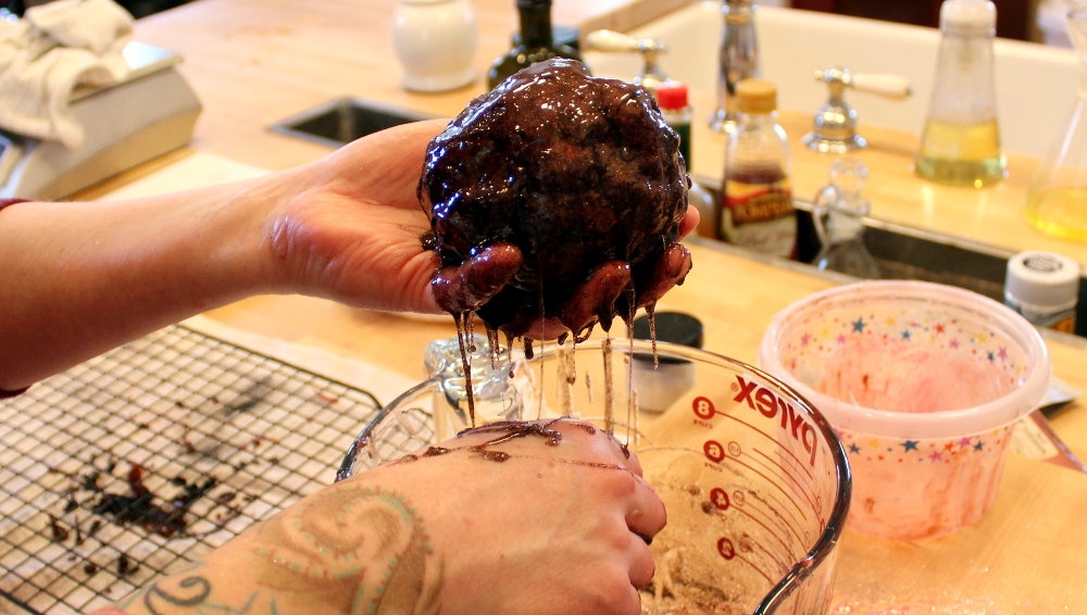 soapdeli's tweet image. You've got to check out this geode #soaptutorial with #heart shaped centers for #DIY #valentinesdaygifts this winter. Make homemade soaps that look like #geode crystal rocks with this step-by-step photo melt and pour #soaprecipe. soo.nr/jHNn

#valentines #soapshare