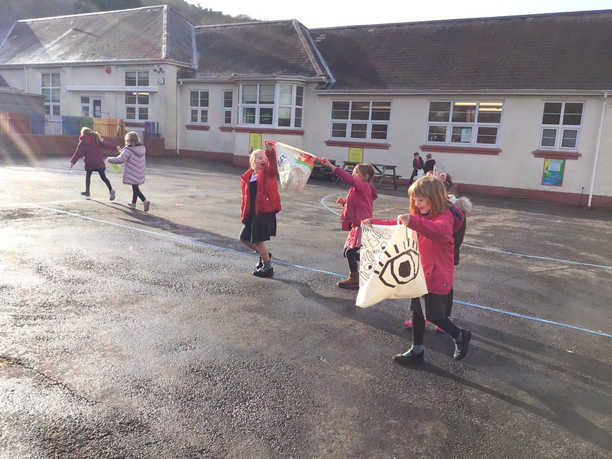 Penclawdd's tweet photo. How wild is the wind?Lots of fun and games today looking at wind direction and distance. #penc12 #pencfph #zPencsc https://t.co/B6v0t042Ao