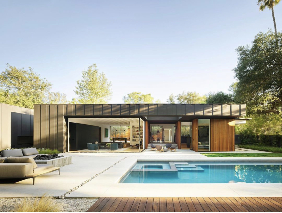 clima_home's tweet image. "Where Does The House End and The Yard Begin?" | Studio City California Project Featured on The New York Times | You can find our Gloster Furniture GRID sectional sofa + DANSK Lounge Chairs gracing the pages of the @nytimes #architecturalfeature by Tim McKeough | Photos by...