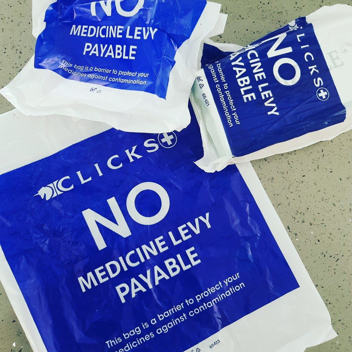 #noplastic <a href="/Clicks_SA/">Clicks</a> 😠😡🤬
#getwiththeprogramme
Use #paperbags for my medicine
