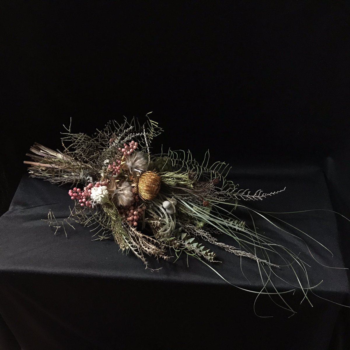 最近人気の

《スワッグ》

小ぶりなものから、
大きなものまで、

日々いろんなタイプのスワッグをお作りしております。

ちなみにこれは小ぶりな方、

お友達の美容室オープンに
プレゼントされるのだそう🎶

小ぶりだけど、、
ドライでずっと飾っていられるのでいいですね🎶
#スワッグ#