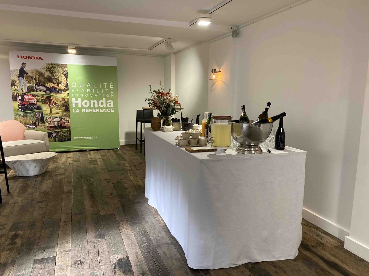 HondaFrancePR's tweet photo. Atelier terrarium avec #studiocandy, présentation de la « petite » Miimo pour les surfaces de 400m2 par nos collaboratrices Honda et rencontre avec une vache déguisée en Miimo 🐮 @Alurecom
#honda #meuh #powerofdreams #jardin #hondapowerproducts #tondeuse #gazon #miimo https://t.co/7dCAYEqyyV