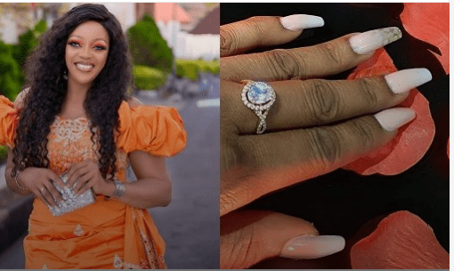 AntoGist's tweet photo. Nollywood actress Eve Esin shows off engagement ring, says she is taken https://t.co/rwV9ID0Soz https://t.co/vjD0pm4Qea