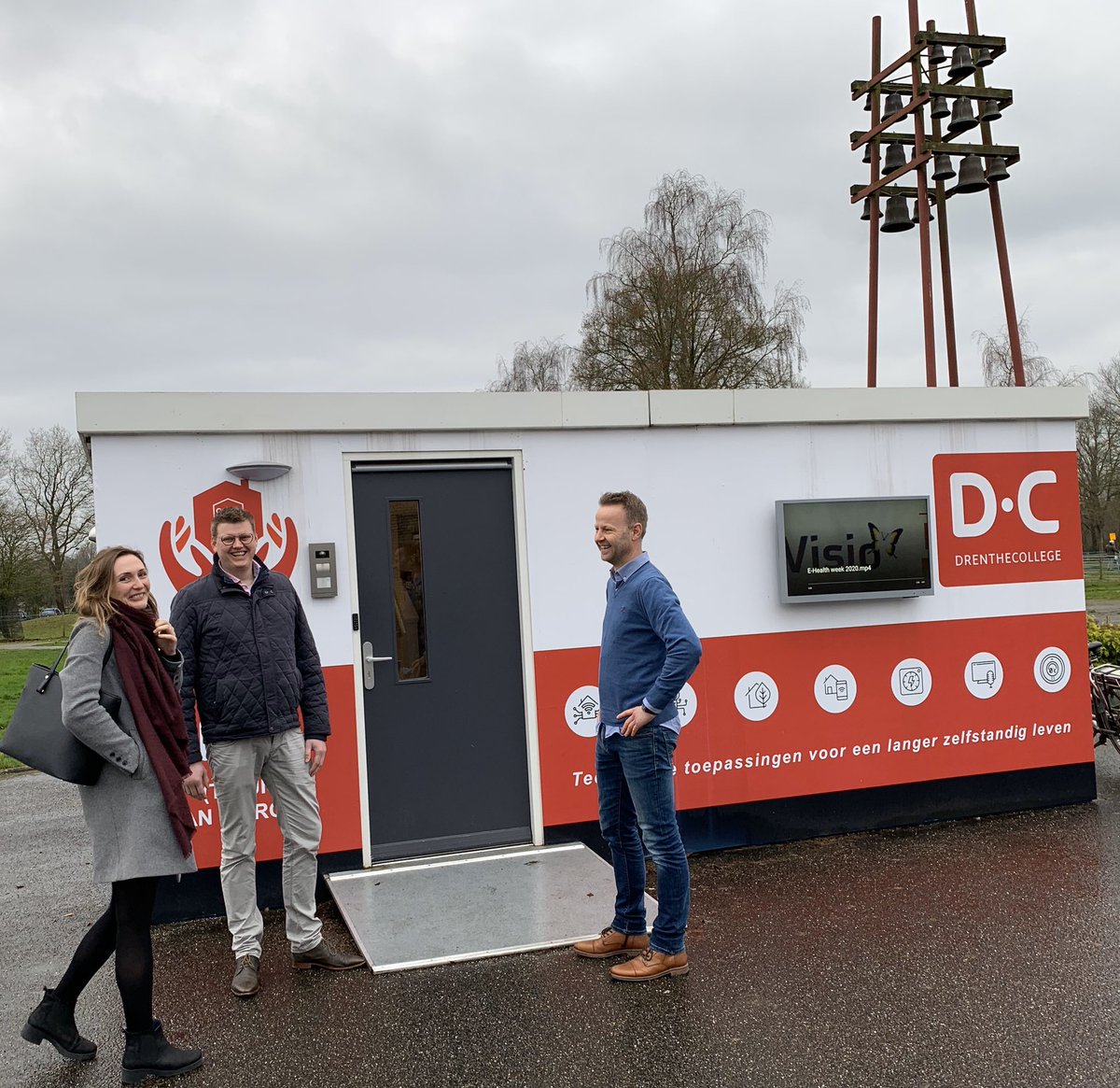 Gelle1's tweet image. Bij  @KonVisio in Vries waar het @DrentheCollege een Mobiele Zorgunit heeft geplaatst. MBO studenten maken handleidingen bij de zorgtechnologie voor de medewerkers en leiden medestudenten op. Mooie samenwerking! #ehw20 #vwsgaathetlandin