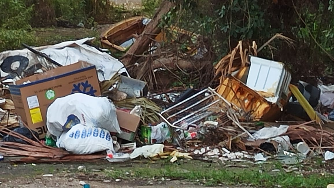 SIPSENOTICIAS's tweet photo. #SNCUN Un lote baldío sobre la avenida industrial en la región 97 sirve como basurero clandestino, se puede observar desde aparatos eléctricos hasta residuos de materiales de construcción. https://t.co/hPjnMbDbZJ