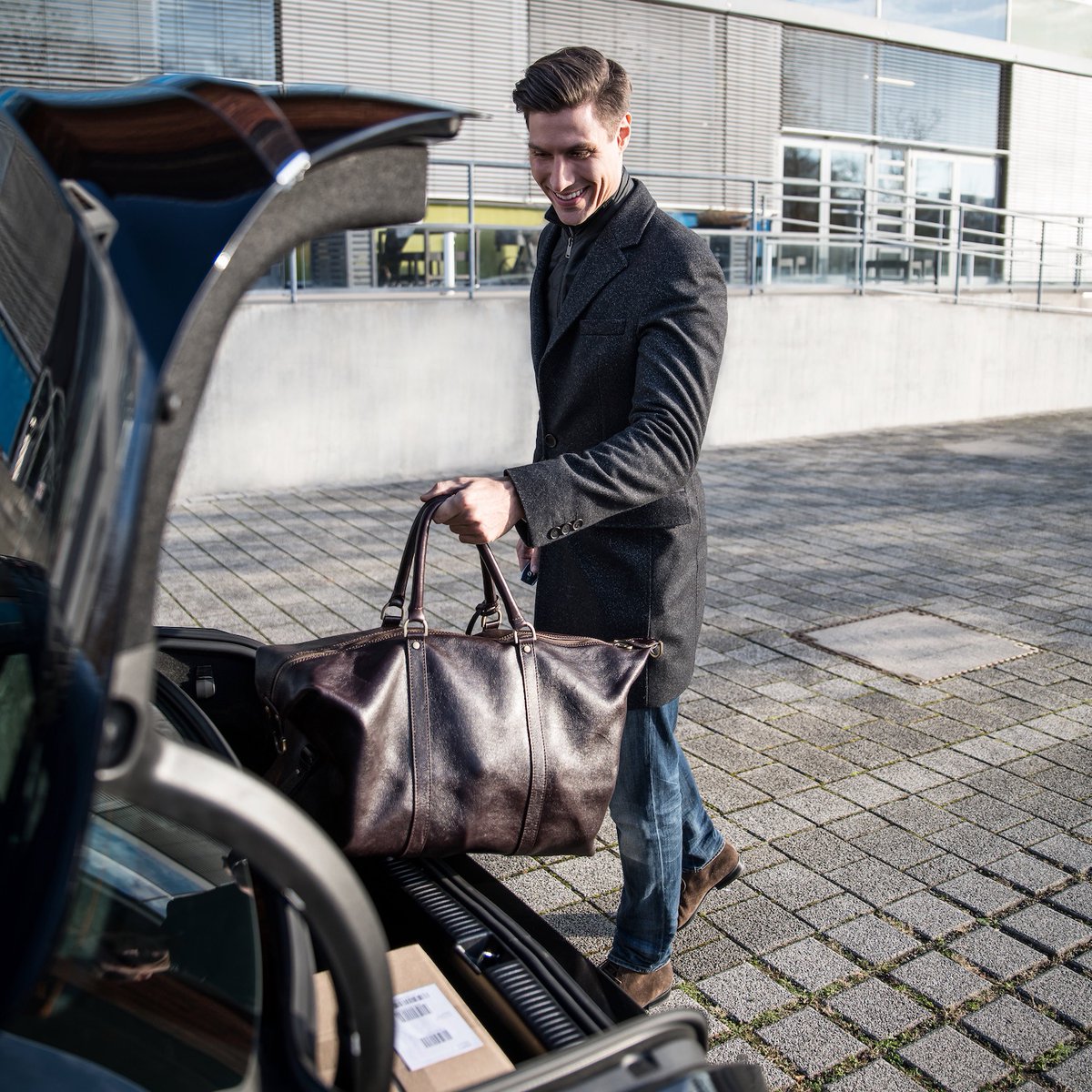 MercedesBenz's tweet photo. Use the chark app and receive your deliveries directly into your trunk by certified service partners. A secure way to transform your car into a mobile service point. 🔒✅ https://t.co/lUW33TFeB1
📸 @RauhutThomas for #MBsocialcar
#incardelivery #connectedcar #mbsocialcar https://t.co/Vdx9JzLTGv