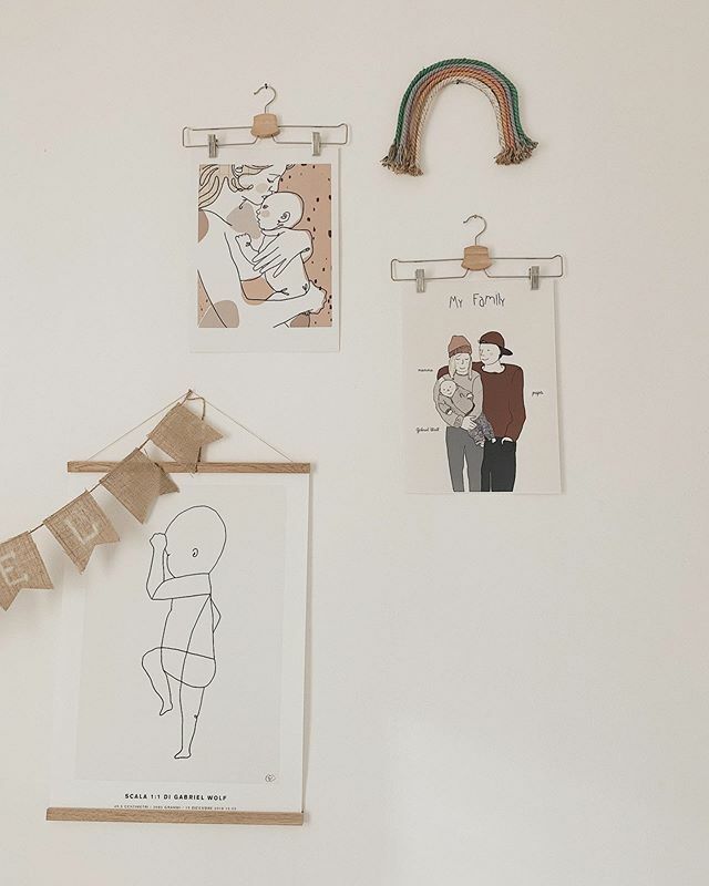Una delle prime cose che ho pensato per la camera di Gabriel: una parete che può crescere con lui, che racconta cose. Ho scelto di usare delle grucce per pinzare in futuro i suoi primi disegni o i suoi poster preferiti, un arcobaleno fatto da un’amica, u… ift.tt/37FShPu