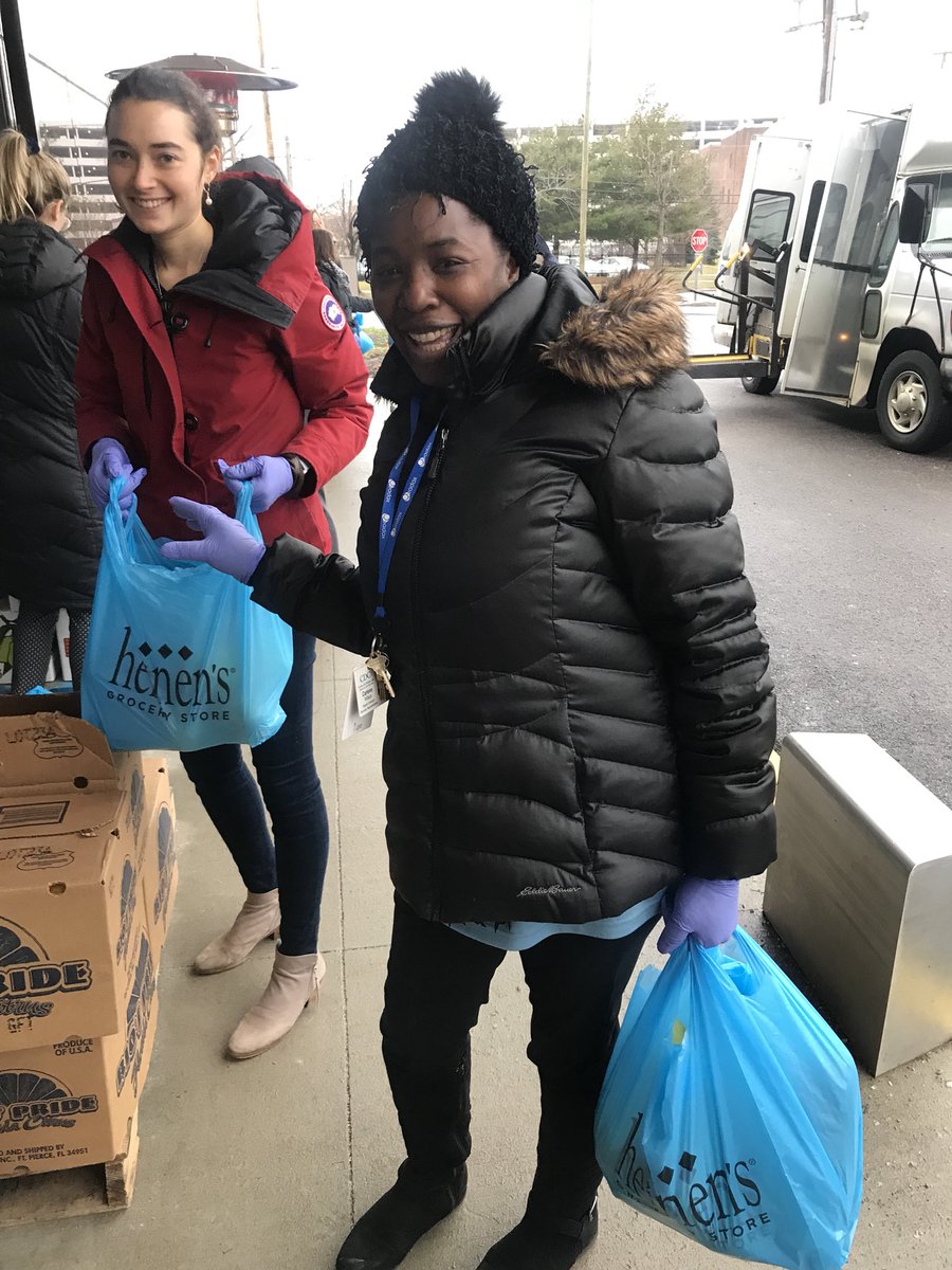 CDCareOhio's tweet photo. So proud to be a partner with the @CleFoodBank! And thank you to all of our volunteers who helped distribute more than 4,000 pounds of fresh fruits and vegetables to our patients today! https://t.co/4aPaV1pkzt