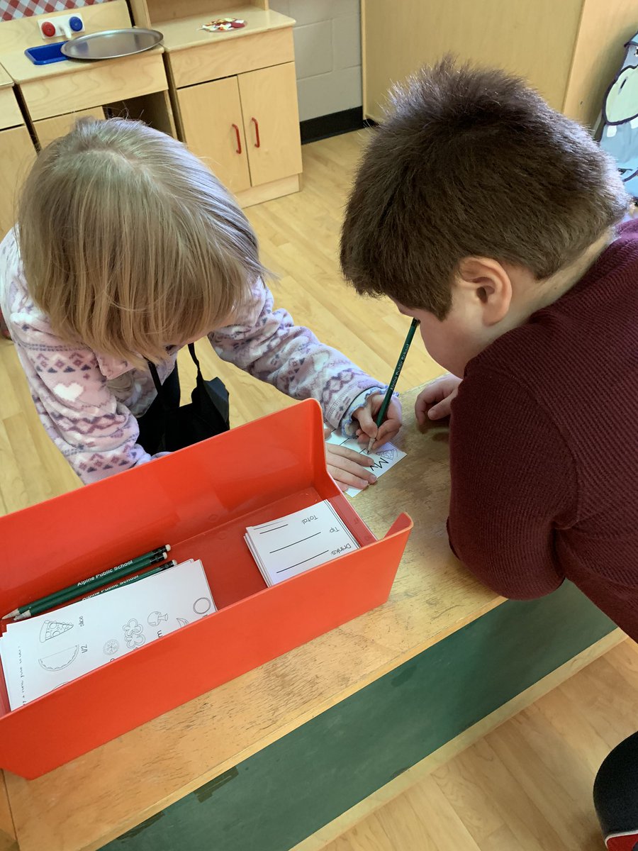 kindiegators's tweet photo. We turned our dramatic play centre into a Pizza Shop! 🍕 We took and wrote out orders, counted ingredients and took turns being the cooks and customers! #dramaticplay #numbersense #mathematicsandliteracy #symbolicplay https://t.co/awsE4ItKav