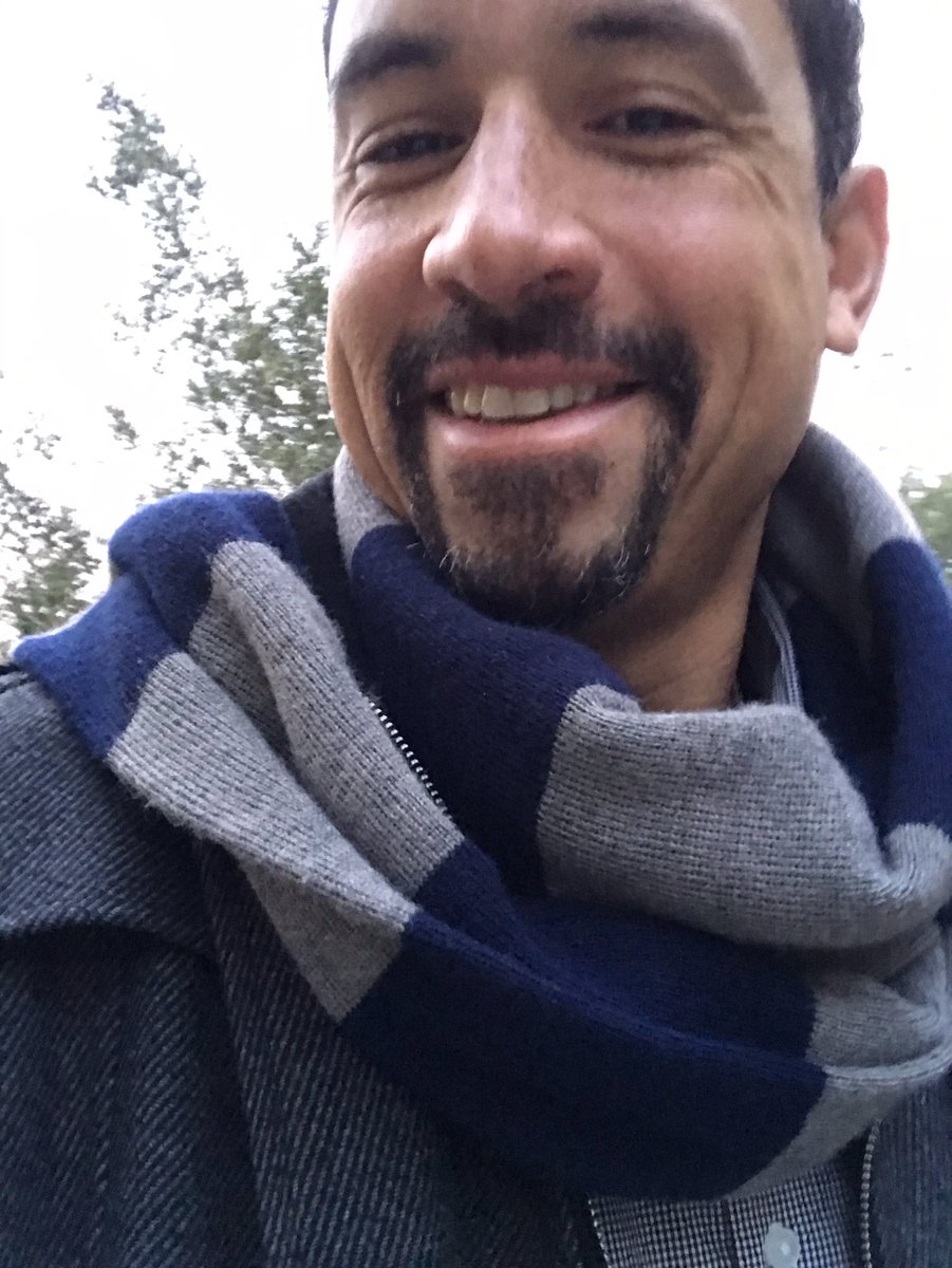 porterdeleon's tweet photo. I love that my @MyVMUG scarf doubles as a #HarryPotter prop. #GoRavenclaw https://t.co/pa41FkxutO