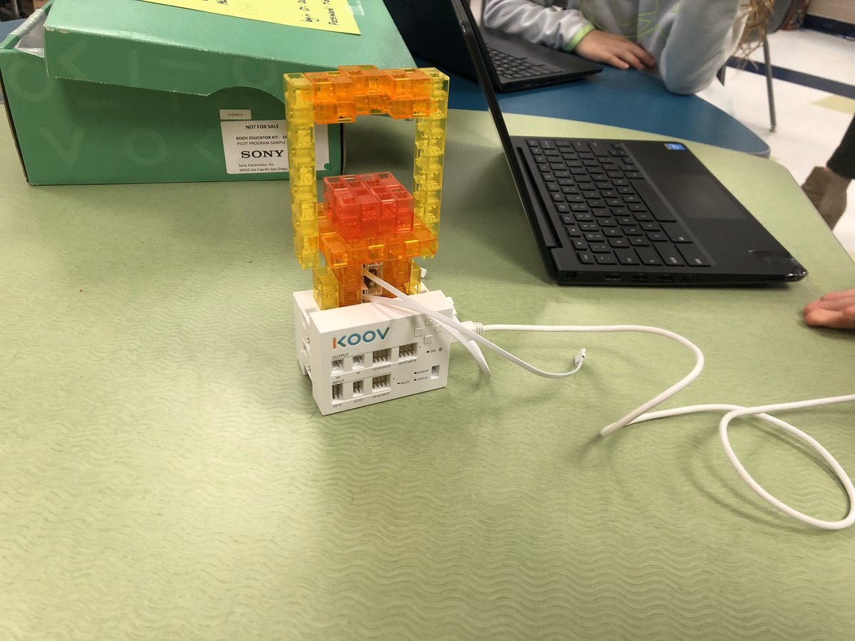 perezpals's tweet photo. Coding our own programs and @sonyKOOV robots! #studentsgrowhere https://t.co/taPCAg7FMZ
