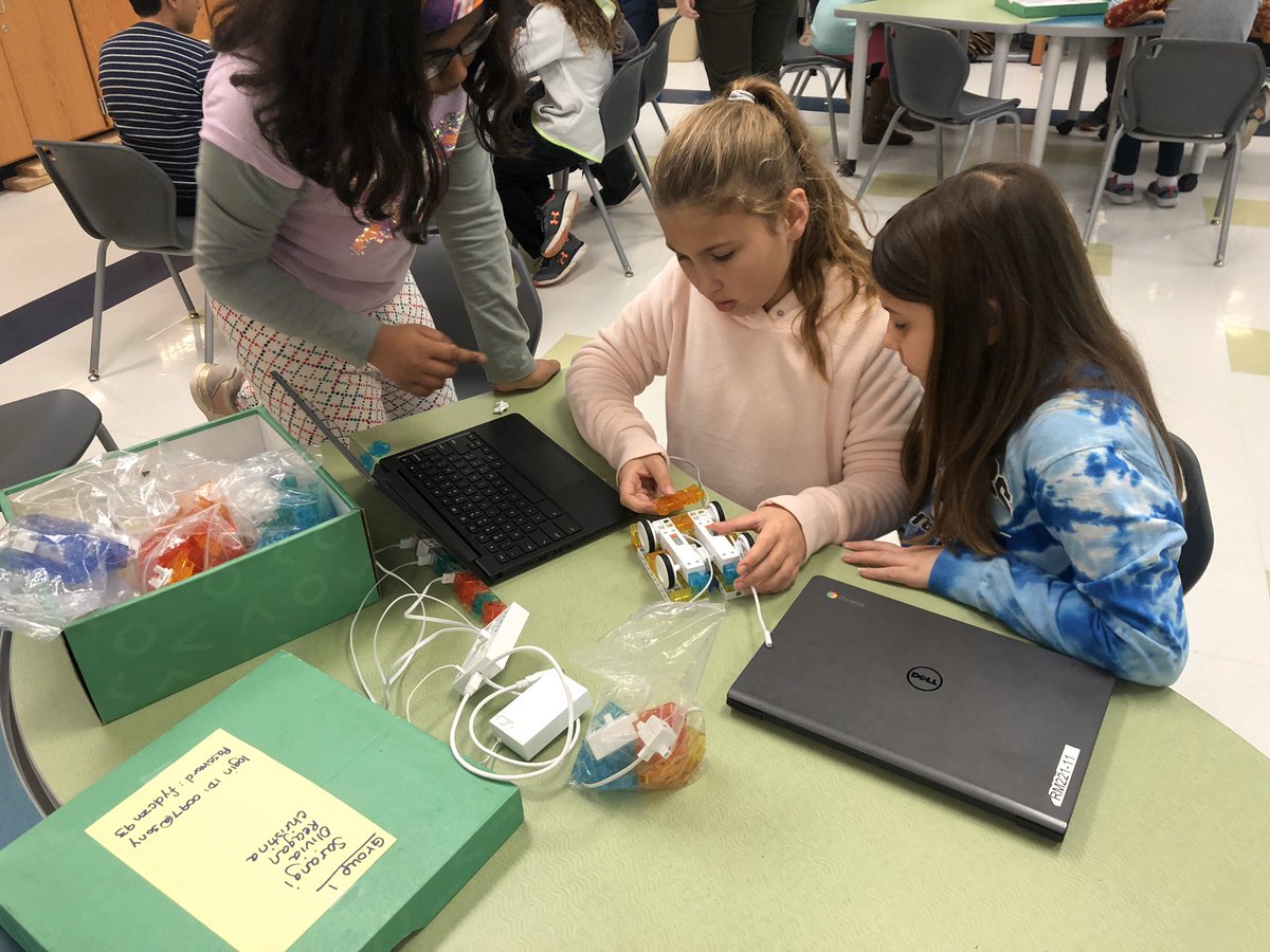 perezpals's tweet photo. Coding our own programs and @sonyKOOV robots! #studentsgrowhere https://t.co/taPCAg7FMZ