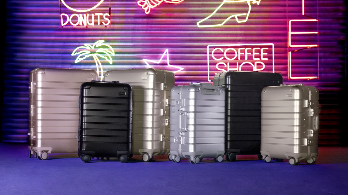 it luggage black rose gold