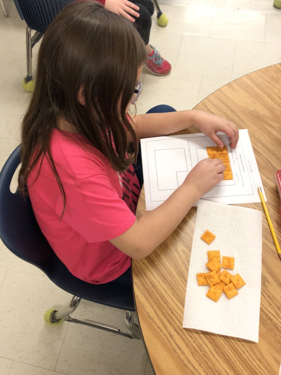 brgutschick's tweet photo. Working on the area of rectangles with Cheez-it’s! https://t.co/Cv73jwZhUl