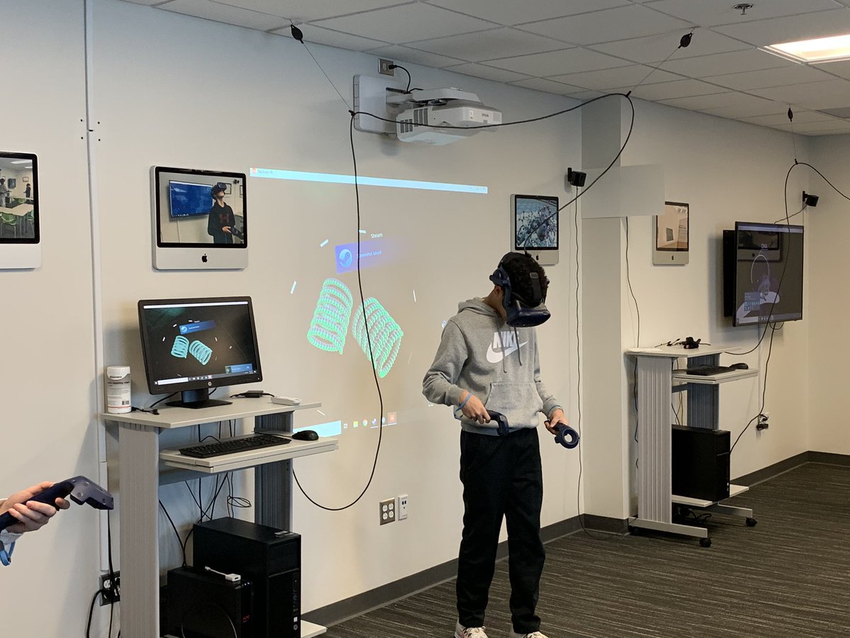 BHSTechInt's tweet photo. Learning about cells in virtual reality this morning with @Berlin_Batman, students had fun learning throughout the experience #VR #bodyvr #berlinLearning #wizbio https://t.co/R75g1dJmGh