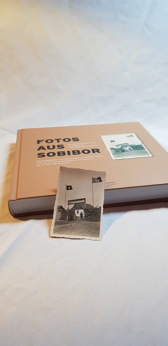 Es ist vollbracht. Das Buch "Fotos aus #Sobibor"ist heute der Öffentlichkeit vorgestellt worden. #75Befreiung. Der Überlebende Mordechaj Goldfarb sagte aus: "Sonderkommando Sobibor. So stand es mit weißen Buchstaben auf einem schwarzen Schild..." #WeRemember