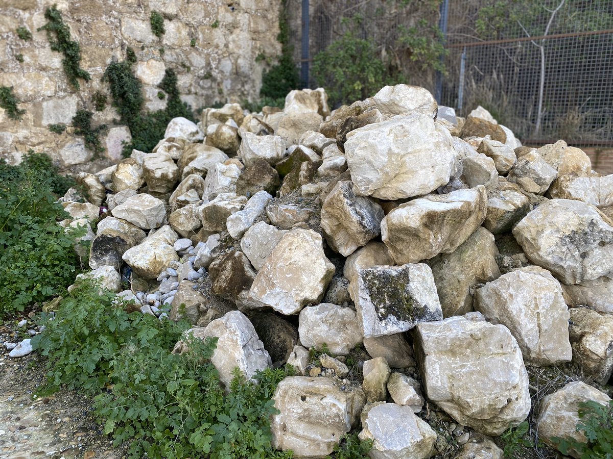 SER_Antequera's tweet photo. Adelante Antequera denuncia el deterioro progresivo del muro de las Almenillas https://t.co/oLKT1wb7wa vía @SER_Antequera https://t.co/LoaX3NuxP3