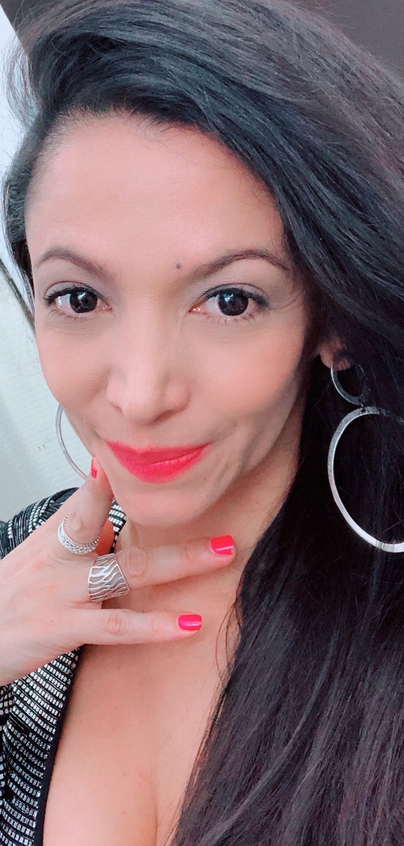 laulapuerta's tweet photo. #lavidaesunratico y #cadadiacuenta 
😊❤️💋🕯☕️  Cuando visualicé MI futuro, estaba viajando a través del tiempo y conectando con una versión MIA que ya existía... YO solamente tenia que traerla de vuelta a ESTA realidad #Laurastyle #Lauenlaciudad #lovingNYC 🇨🇴🇺🇸🤓💪🏼 https://t.co/TSSMOv1eTS