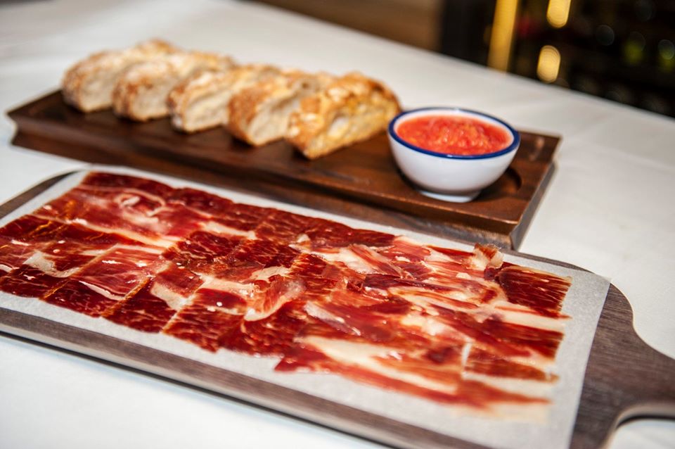 Rest_Asgaya's tweet photo. Y para compartir, os recomendamos nuestra tabla de jamón ibérico de bellota. https://t.co/33jP4sHpfA