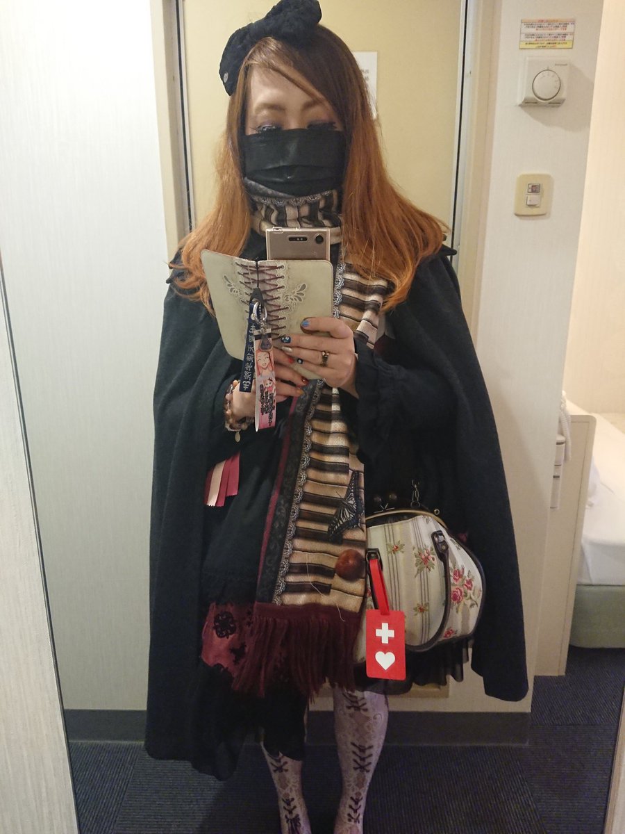 nayu_qaeda's tweet photo. 【ALICE IN MENSWEAR 札幌2Days共通】
マント #BLACKPEACENOW 
マフラー、aのリング #abilletage
ピアス #Lilly #Claires 
蝶のリング #CtrlS 
チップ入りリング #SUPPURATESYSTEM 
バッグ #limboussole 
#バルドゥリバッグ #バルドゥリスト
マスクやつけまは、ほぼ100均です。
(ハロウィンの紙つけま) https://t.co/r0SkMUbALU